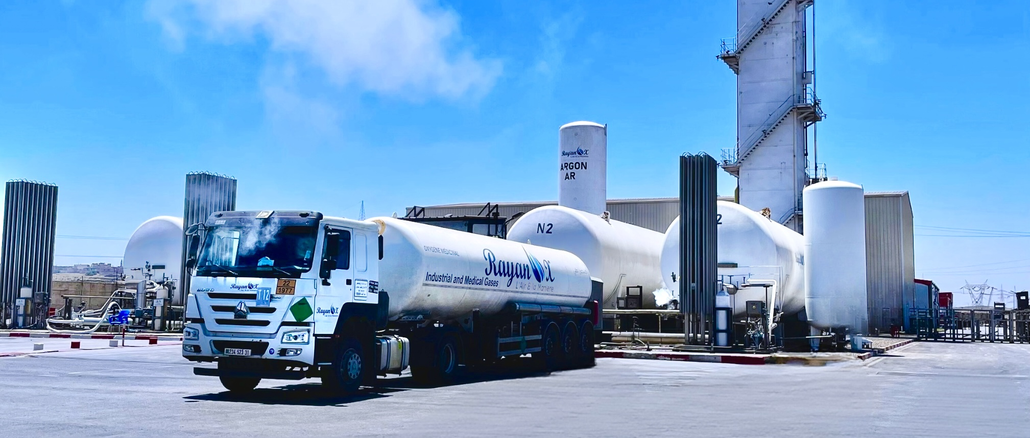 Livre noir sur fond sombre